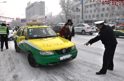 奎屯交警溫情執(zhí)法贏得市民交口稱贊