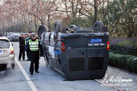 杭州運鈔車仰翻 警方護衛(wèi)十余箱現(xiàn)金