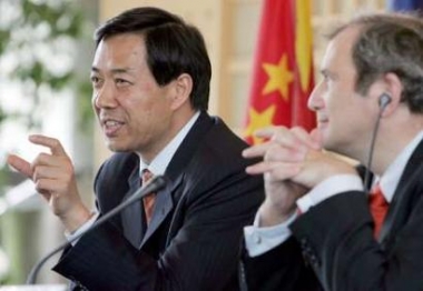 Chinese Commerce Minister Bo Xilai and France's Minister delegate for Exterior Commerce Francois Loos (R) attend a news conference at the French Finance Ministry, May 3, 2005. China is making every effort to curb the dramatic rise in exports of textiles and clothing to rich nations following the abolition of quotas and this was already showing, China's trade minister said on Tuesday. REUTERS