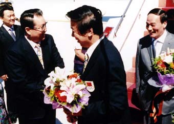 Delegation to Athens greeted by flowers