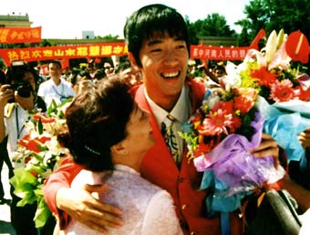 Delegation to Athens greeted by flowers