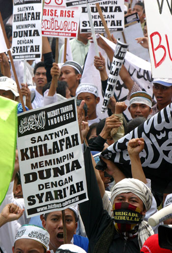 Indunesian muslims protest against US