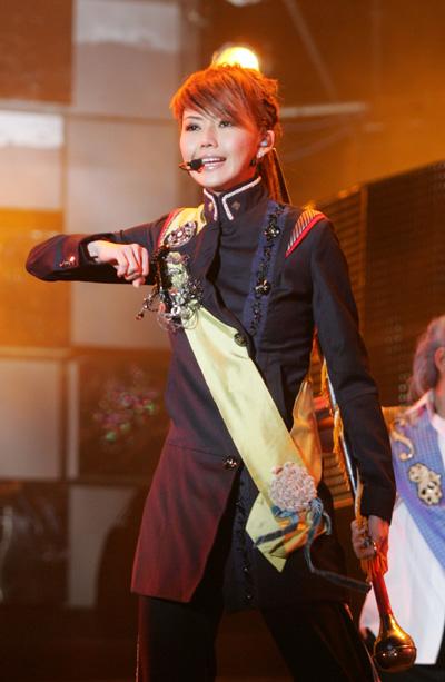 Stefanie Sun Stages Solo Concert in Shanghai