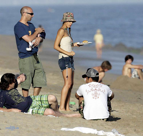 Jessica Alba beach pictures