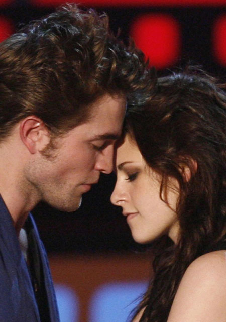 Pattinson and Stewart win Best Kiss at the 2009 MTV Movie Awards in L.A.