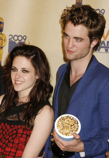 Pattinson and Stewart win Best Kiss at the 2009 MTV Movie Awards in L.A.