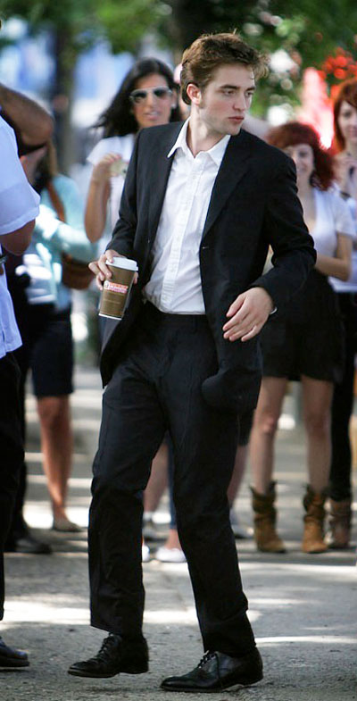 Robert Pattinson in suit on locaton for 'Remember Me' in Queens