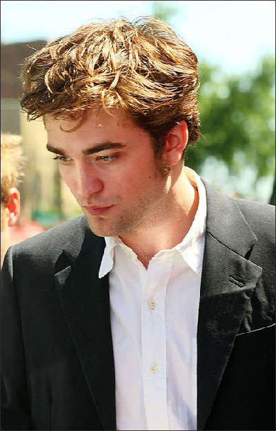 Robert Pattinson in suit on locaton for 'Remember Me' in Queens