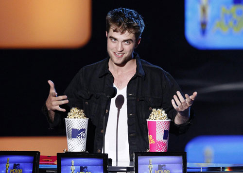 Robert Pattinson accepts awards for Best Male Performance and Global Superstar