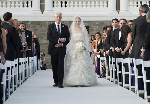 Chelsea Clinton turns to Vera Wang for 2 gowns