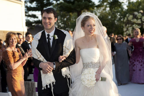 Chelsea Clinton turns to Vera Wang for 2 gowns