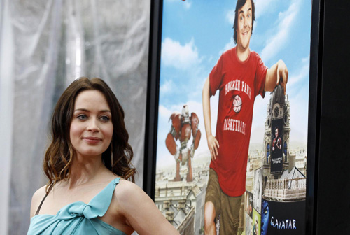 Cast members pose at the premiere of 'Gulliver's Travels'