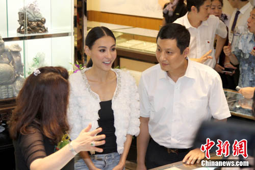 Cecilia Cheung in good spirits after divorce