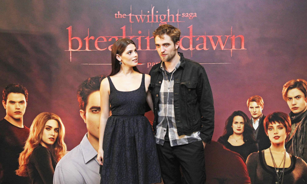 Pattinson promotes 'Breaking Dawn'