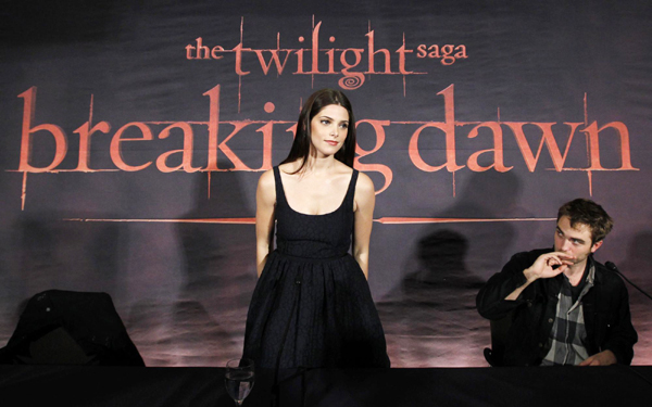 Pattinson promotes 'Breaking Dawn'