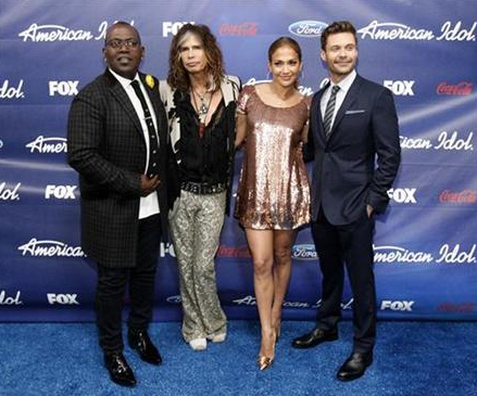 Ryan Seacrest to stay on 'American Idol'