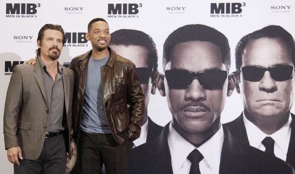 'Men in Black' bumps 'Avengers'