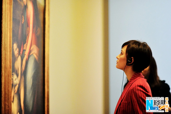 Street snaps: Actress Sun Li in red