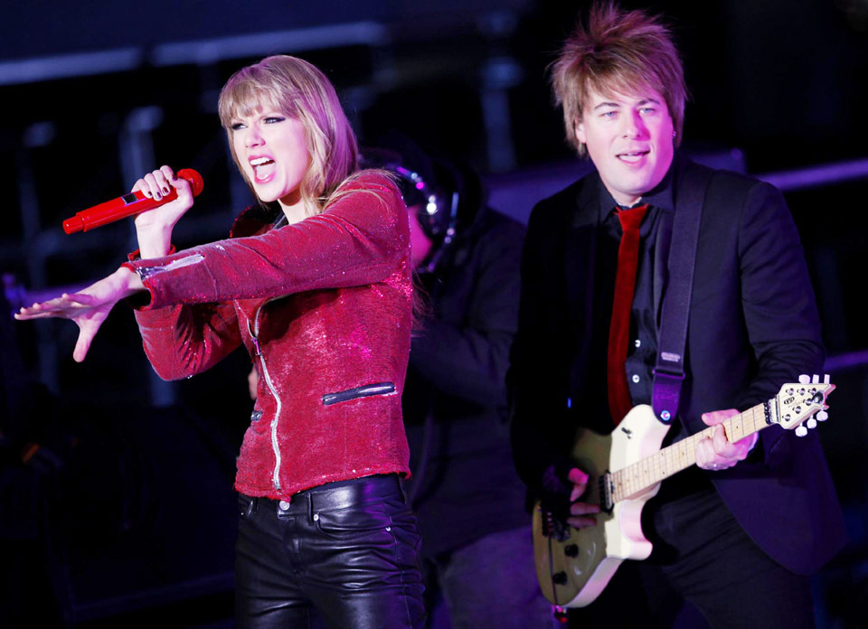 Swift, Psy and Jepsen perform in Times Square