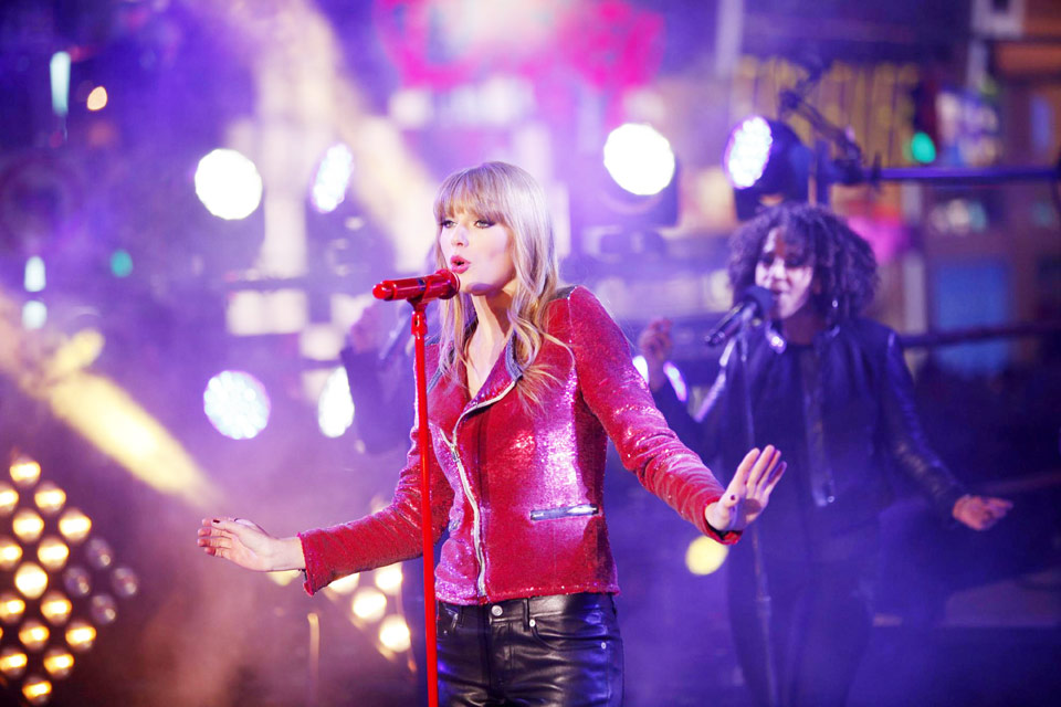 Swift, Psy and Jepsen perform in Times Square