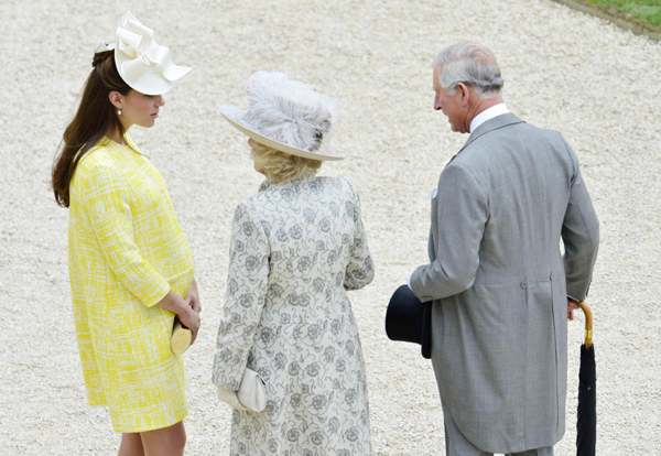 Pregnant Catherine attends garden party