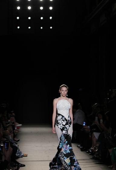 Chinese designer shows collection in Paris