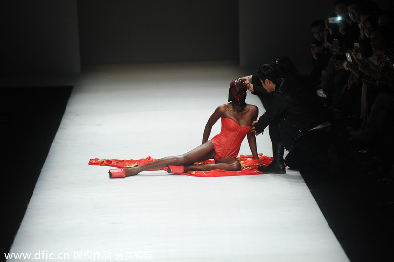 Stumbling models at China Fashion Week