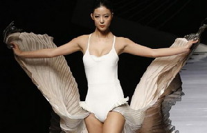 Stumbling models at China Fashion Week