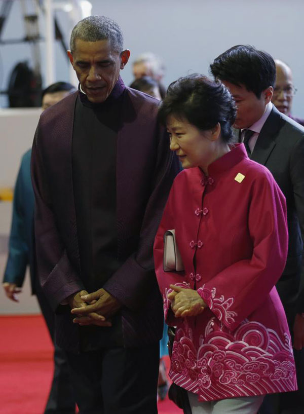 Tailor-made APEC leader suits sparks new fashion fever