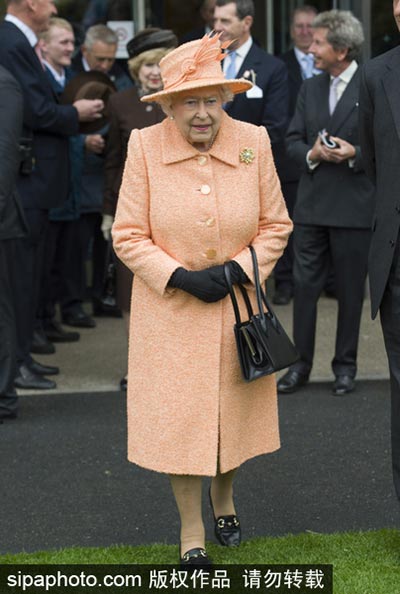 Queen Elizabeth's colorful outfits