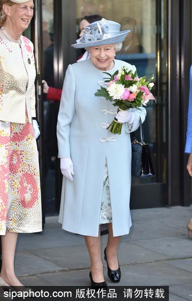 Queen Elizabeth's colorful outfits