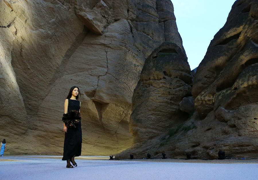 Fashion show held at Yellow River stone forest national geological park