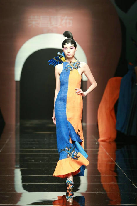 Rongchang ramie show shines in Beijing Fashion Week