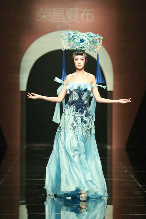 Rongchang ramie show shines in Beijing Fashion Week