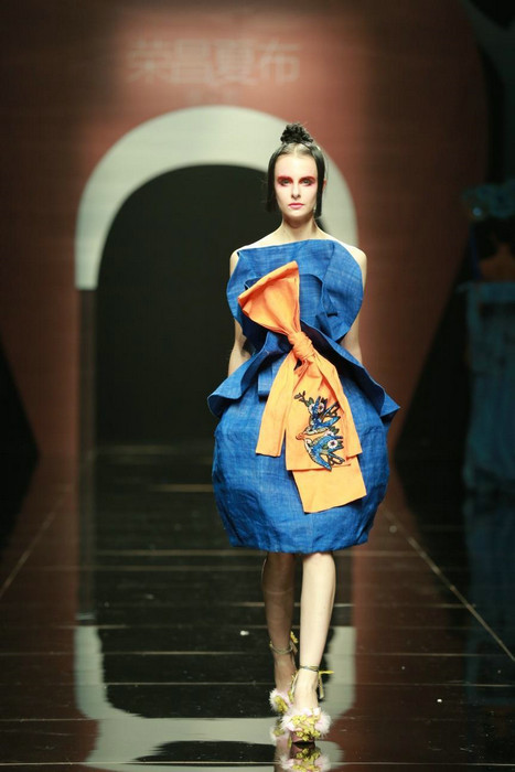 Rongchang ramie show shines in Beijing Fashion Week