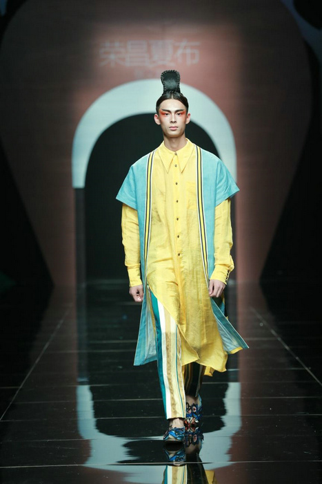 Rongchang ramie show shines in Beijing Fashion Week