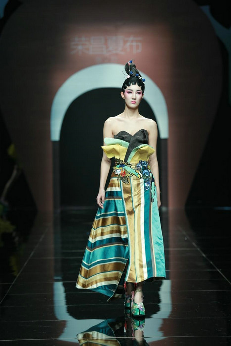 Rongchang ramie show shines in Beijing Fashion Week