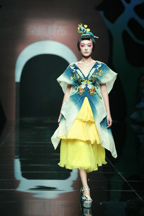 Rongchang ramie show shines in Beijing Fashion Week