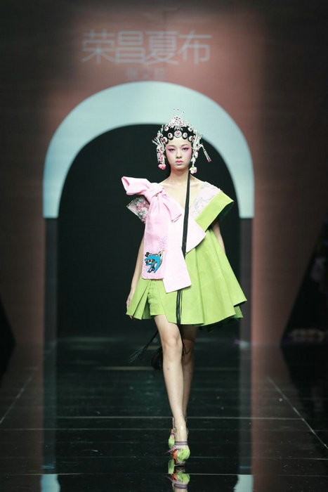 Rongchang ramie show shines in Beijing Fashion Week