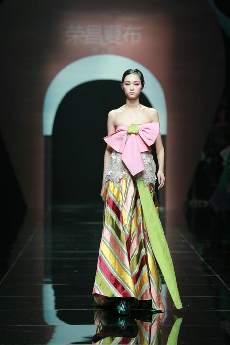 Rongchang ramie show shines in Beijing Fashion Week