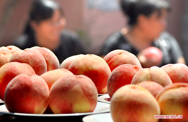 Peach contest in China's Shandong