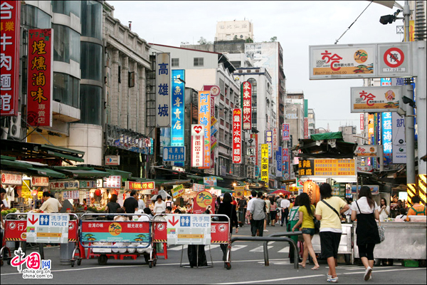 Hit night market for food in Taiwan