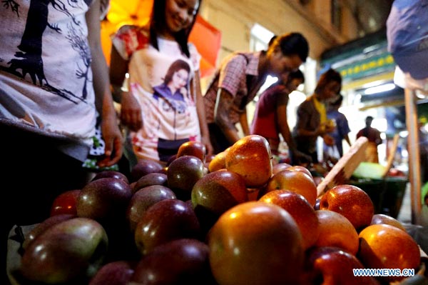 Fruit sellers at roadside in Yangon