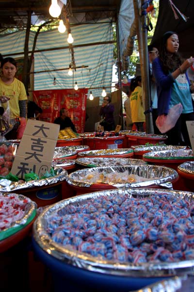 Crowds pack historic Taipei New Year market