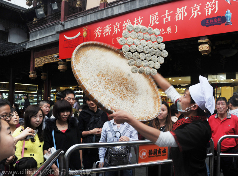 The Yuyuan China Day Festival starts in Shanghai