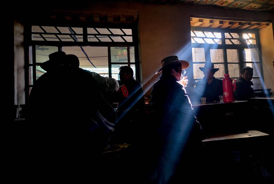 People enjoy drinking sweet tea in spare time in Lhasa