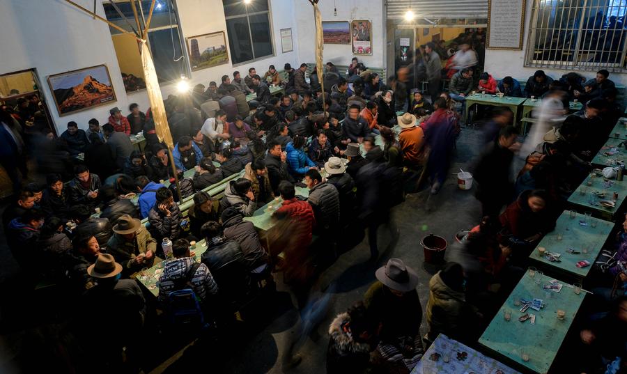 People enjoy drinking sweet tea in spare time in Lhasa