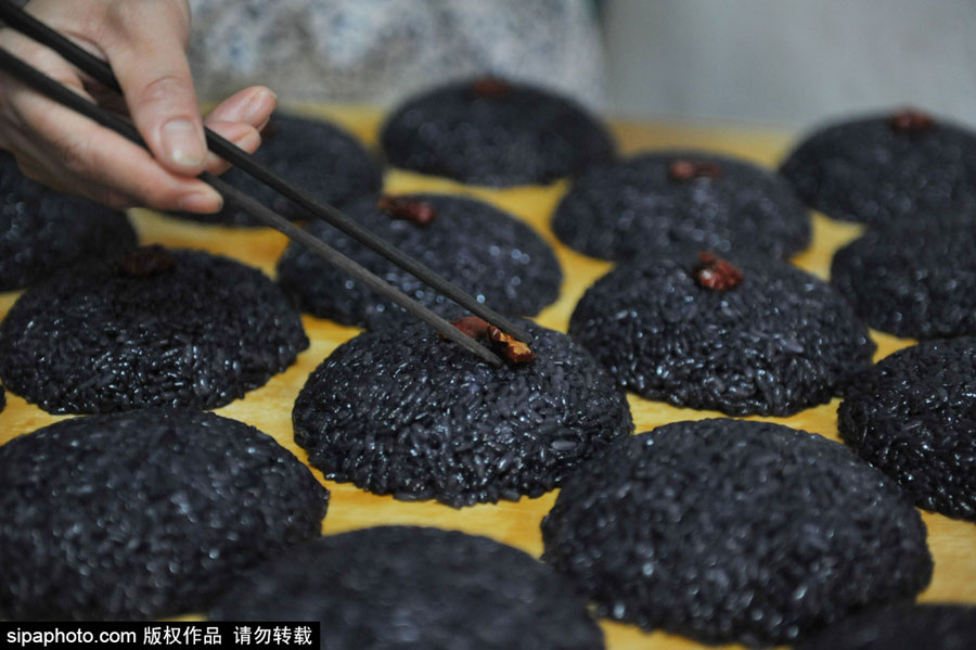 Black rice treats in summertime