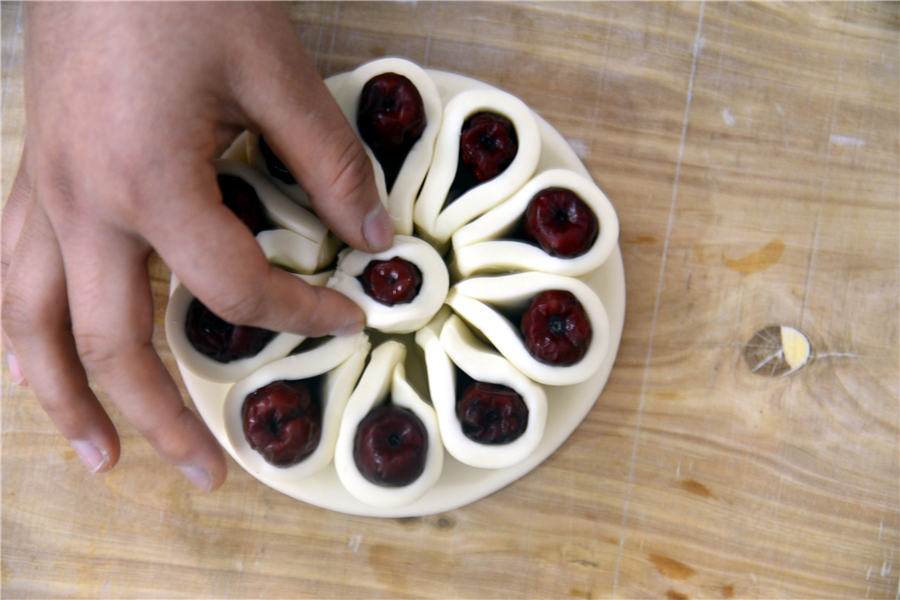 Villagers make flowery cakes to embrace Spring Festival