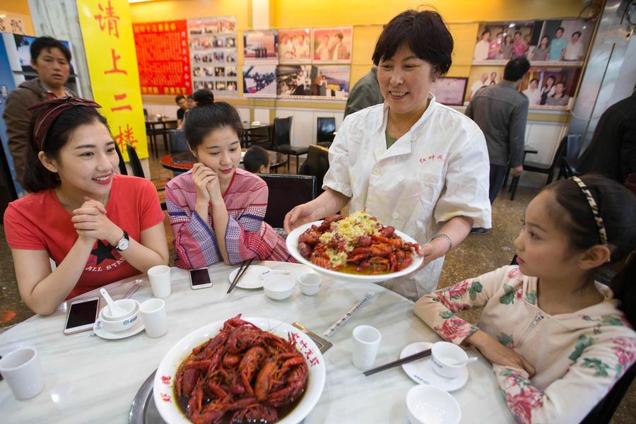 Int'l crayfish festival held in Xuyi, China's Jiangsu